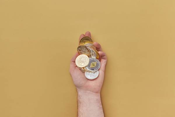 Bitcoin and Monero transaction speed block time fees comparison